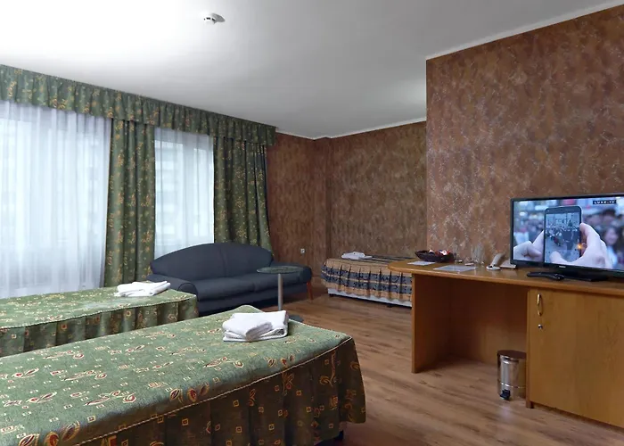 Hotel Akord - Free Parking & Metro Access